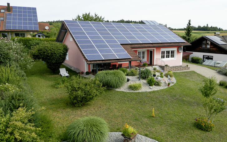 Die Solarthermieanlage des 1970 erbauten Hauses sorgt mit Unterstützung der Wärmepumpe immer zuerst dafür, dass der 300-l-Warmwasserspeicher 24 Stunden pro Tag auf mindestens 50 °C aufgeheizt ist.