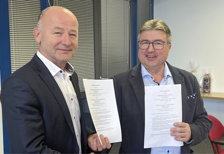 Landesinnungsmeister Andreas Röber (rechts) begrüßt seinen neuen Geschäftsführer Sven Fischer offiziell. - © Bild: FV SHK Sachsen-Anhalt
