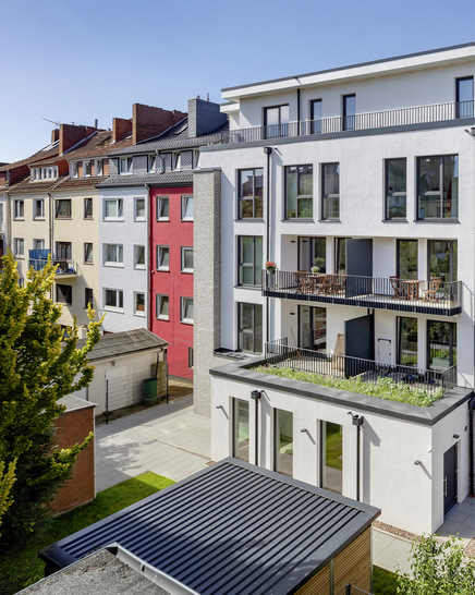 Auf vier Etagen verteilen sich die 1-Zimmer- bis 3,5-Zimmer-­Wohnungen, die ausschließlich über Luft/Wasser-Wärmepumpen mit Heizwärme und Warmwasser versorgt werden.