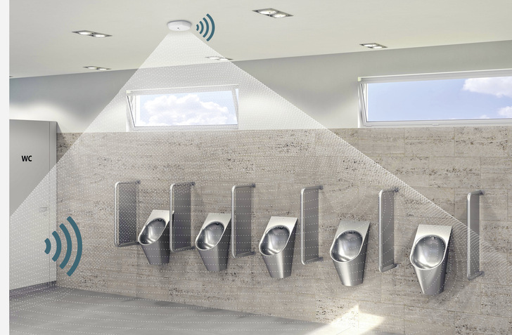 Der an der Decke montierte F5 Smart Urinal Sensor bewirkt mittels ­zentraler Raumüberwachung in Kombination mit den hinter den Urinalen montierten Wasser­führungen die individuelle Spülung ­mehrerer Urinale, was gerade bei hoher Frequentierung im Raum wichtig ist.﻿ - © Bild: KWC
