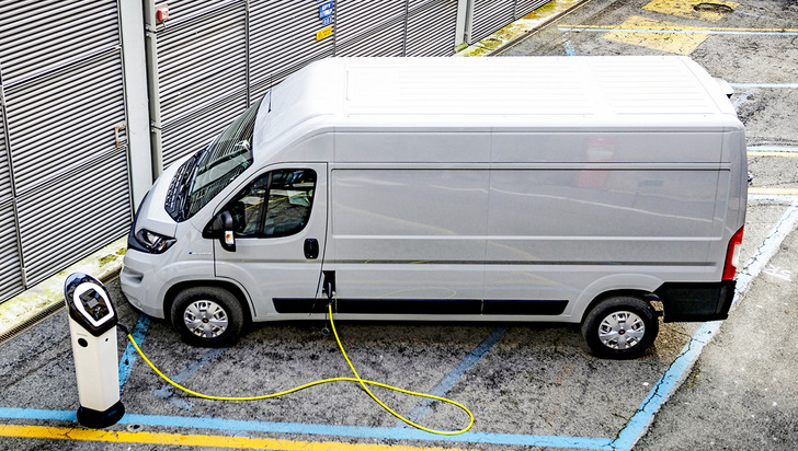  Fiat E-Ducato an der Säule Typ 2: Für den E-Motor mit 90 kW/122 PS gibt es einen ­Akku mit 47 oder mit 79 kWh – auch ein Paket mit 110 kWh steht in Aussicht.