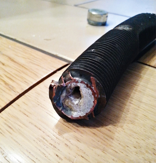  Verkalkter Kupfer-Rippenrohr-Wärmeübertrager aus einem Pufferspeicher.