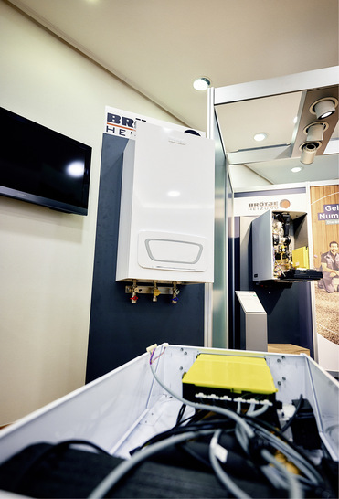  1 Der an der Wand hängende Bestandskessel soll im Zuge eines Kesseltausches demontiert werden, indem die hydraulischen und elektrischen Anschlüsse und das Abgassystem voneinander getrennt werden. Voraussetzung für die Montage von Kit 65 ist ein frostfreier Aufhängungsort. Das Kit 65 entspricht im Auslieferungszustand der Schutzart IPx4D und kann somit, unter Einhaltung dieser Vorgaben und Schutzbereiche, auch in Bad- und Duschräumen montiert werden.