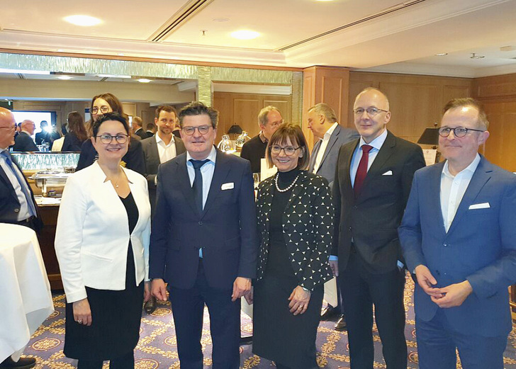  ﻿Tauschten sich intensiv aus: Annett Jura, Abteilungsleiterin ­Wohnungswesen und Immobilienwirtschaft (BMWSB), ­Helmut ­Bramann (ZVSHK), Dr. Bernadette Klapper, Bundes­geschäftsführerin Deutscher Berufsverband für Pflegeberufe, Dr. Björn Weidner (Referat 315 – Mehrgenerationenhäuser, ­Wohnen im Alter, BMFSFJ) und Matthias Thiel (ZVSHK).