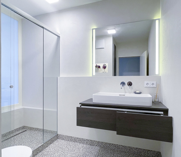  Der Waschtisch wurde an die gegenüberliegende Wand ­verlegt und mittels einer ­kleinen Vorwand an den Schacht angeschlossen.