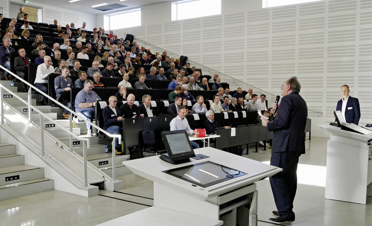  Akteure beim diesjährigen Sanitärsymposium in Burgsteinfurt: Prof. Franz-Peter Schmickler (im Vordergrund) und Prof. Carsten Bäcker (rechts). Entwicklungen in der Entwässerungstechnik und praktische ­Erfahrungen rund um die Trinkwasser-Installation bestimmten die Themen.