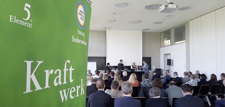  Knapp 100 Gäste warfen in Friedrichshafen einen Blick in die Zukunft des SHK-Handwerks: mit ganz konkreten Lösungen für gegenwärtige Aufgaben in Branche und Gesellschaft. Begleitet wurde das Fest von einer Fachausstellung.
