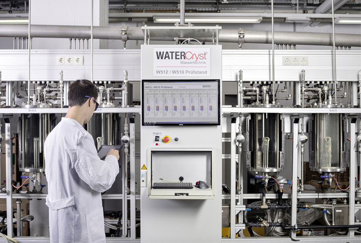  A Das Unternehmen Watercryst forscht und entwickelt am Produktionsstandort in Tirol seit über 20 Jahren das Kalkabscheideverhalten von hartem Wasser. Dort wird auch ein Prüfstand nach DVGW-Arbeitsblatt W 510 und W 512 für die Kalkschutzgeräte Biocat betrieben.