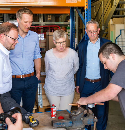 SHK-Fachhandwerker Rainer Häfele (links) hat seinen Gästen die Ausbildung im Göppinger Betrieb vorgestellt.