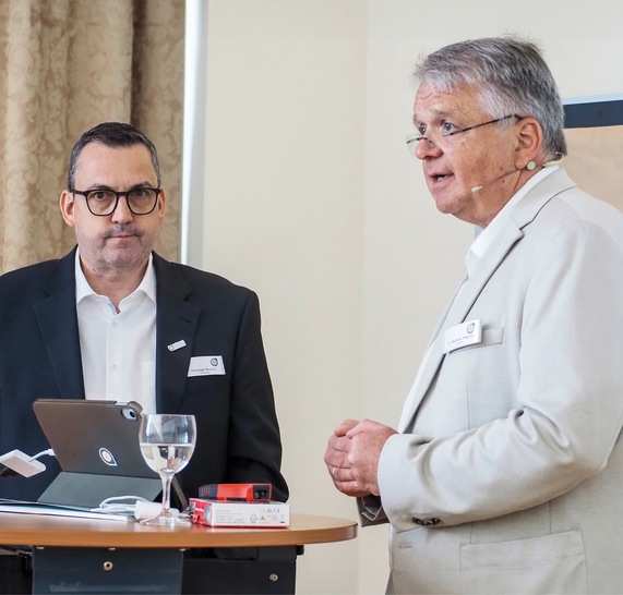 Christoph Bullach (links) und Dr. Matthias Wagnitz informierten die Teilnehmer rund ums Thema Wärmepumpe.
