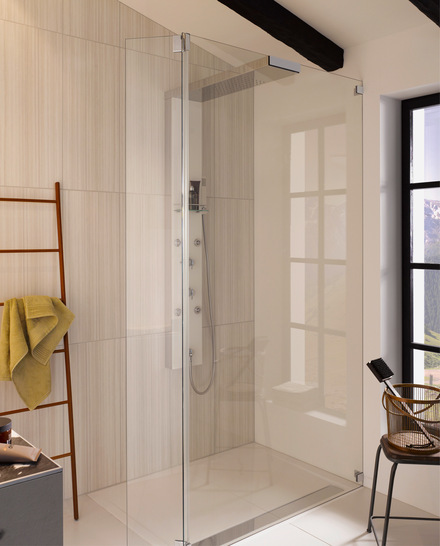 Kleine Badezimmer erfordern besondere Türlösungen, da herkömmliche Türen mit Möbeln oder anderen Einrichtungsgegenständen kollidieren können. Je nachdem passen Walk-in-Duschen ganz ohne Tür oder mit „halber“ Tür, wie z. B. die Lavida (HSK) mit beweglichem, kurzem Seitenteil.