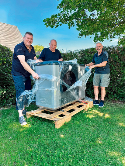 Drei fürs Klima (von li﻿nks): Alexander Illing, Geschäftsführer Nanoproofed GmbH, zuständig für PV-Anlagen, mit Elektriker Rolf Hamann, Geschäftsführer Elektro Hamann, und Ernst-Winfried Merle, Geschäftsführer Merle Versorgungstechnik, der für die Wärmepumpentechnik verantwortlich ist.