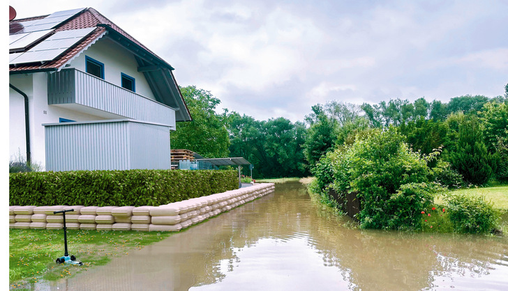 Nicht erst die Überschwemmungen in Süddeutschland im Mai und Juni 2024 zeigen: Der Begriff „Jahrhunderthochwasser“ muss neu definiert werden. Bei der Debatte um Hochwasserschutzkonzepte und Elementarversicherung bleibt das Thema Gebäudesicherung durch fachgerechten Rückstauschutz meist außen vor.