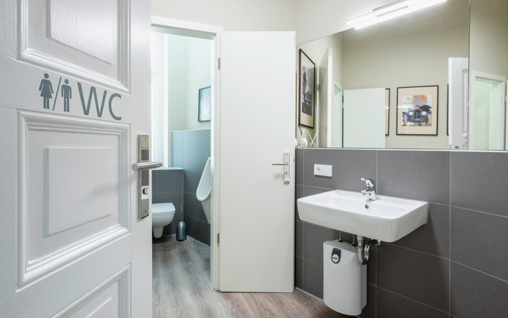 Ein Gäste-WC kann mehr sein als ein bloßes WC. Mit Liebe zum Detail gestaltet, dient es als eine Art Aushängeschild. Wie zum Beispiel in der Arztpraxis Viviano in Berlin.