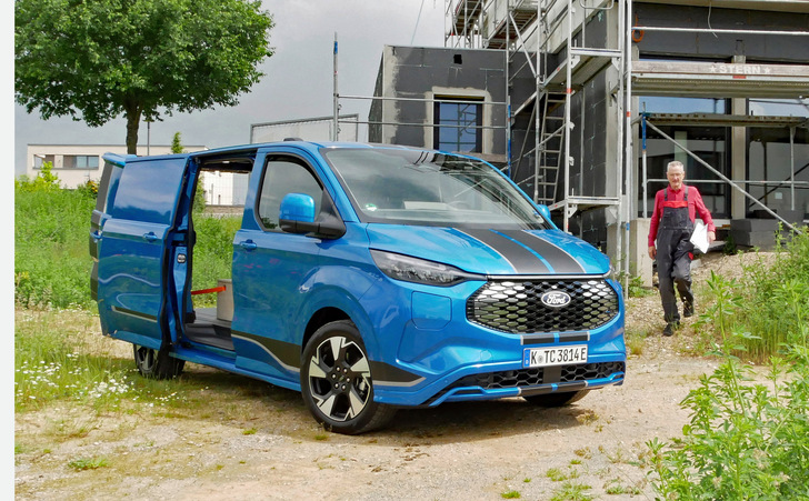Mehr als ein einfacher Kasten: Den Ford Custom gibt es in zwei Längen, einer Dachhöhe sowie mit verschiedenen Antriebstechnologien und Ausstattungslinien – hier in der Variante Sport.