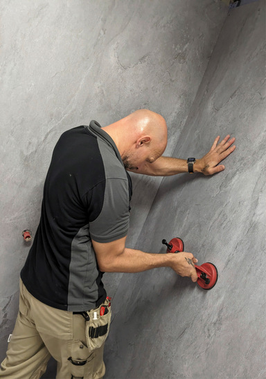 Mit Wandverkleidungssystemen wie zum Beispiel Vipanel von Roth lassen sich Gestaltungstrends ins Bad holen.