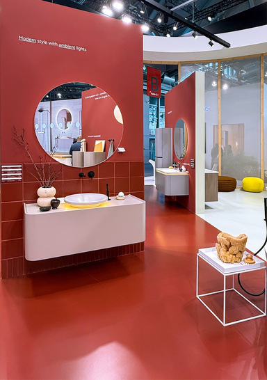 Das großflächig eingesetzte warme Rot bei Vitra ist fast identisch mit dem bei Bette, wirkt attraktiv und einladend, weit entfernt von grauem Alltags-Einerlei.