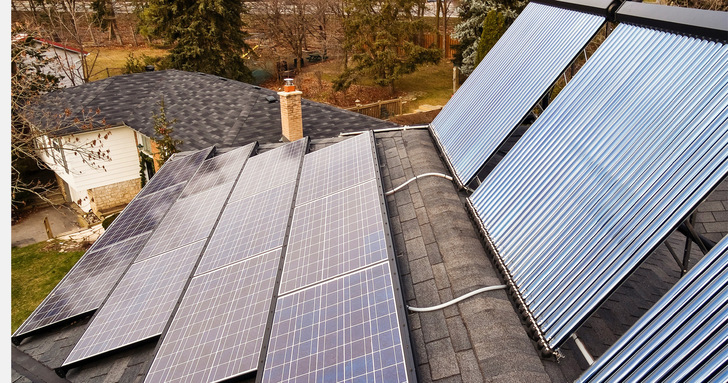 Neuer, optimierter Alt-Text: „Moderne Solaranlagen und solarthermische Warmwasserspeicher auf einem Hausdach als Beispiel für energieeffiziente Gebäudetechnik in der SHK-Branche, mit Fokus auf nachhaltige Wärmeversorgung.“ Hinweis: Der Text beschreibt nicht nur die sichtbaren Elemente („Solaranlagen und Warmwasserspeicher“), sondern betont auch ihren branchenspezifischen Nutzen (energieeffiziente Gebäudetechnik, Nachhaltigkeit) sowie den Kontext Anwendung (SHK-Branche/Wärmeversorgung). Damit erhalten Sie entscheidende und Fachkräfte einen thematisch passenden Mehrwert. - © Bild: Jason Kalmbach - stock.adobe.com