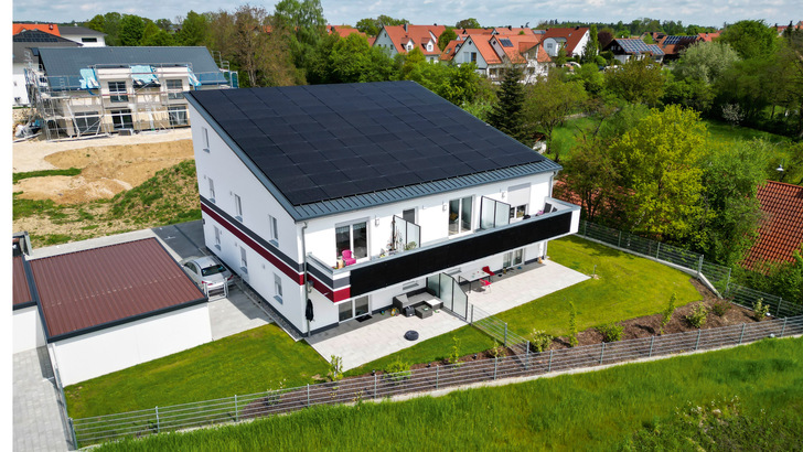 Bei dem Mehrfamilienhaus von Rössler Wohnbau in Ehingen erzeugen Photovoltaikanlagen mit 49,15 kW Gesamtleistung auf dem Dach und an der Balkonbrüstung Energie für die Wärme- und Stromversorgung.