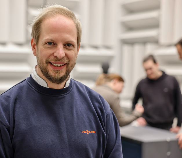 „Die Geräuschangaben von ­leistungsgeregelten Wärmepumpen sind oft unklar – es braucht klare Regelungen für mehr ­Transparenz.“ 
Thorsten Schmidt ist Head of Acoustics & Dynamics bei Viessmann - © Bild: Viessmann