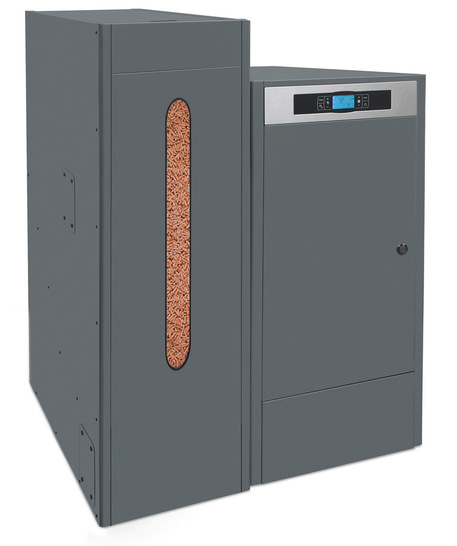 Optimierter Alt-Text: Moderner, grauer Pelletkessel mit integriertem Bedienelement und vertikalem Sichtfenster zur Überwachung des Pelletvorrats – Beispiel für energieeffiziente Heiztechnik in der Gebäudetechnik. - © Bild: Solarbayer