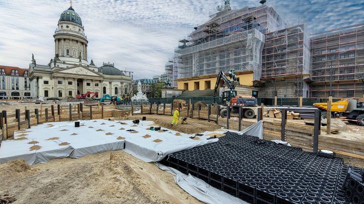 Am Berliner Gendarmenmarkt wird das Konzept der Regenwasserversickerung im Rahmen eines klimaresilienten Stadtumbaus umgesetzt.