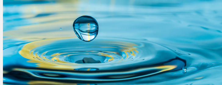 Alt-Text-Vorschlag: „Symbolbild für Trinkwasserhygiene: Ein Wassertropfen fällt auf eine ruhige Wasseroberfläche, stellvertretend für reine und qualitativ hochwertige Wasseraufbereitung in der SHK-Branche.“. - © Bild: peter - stock.adobe.com