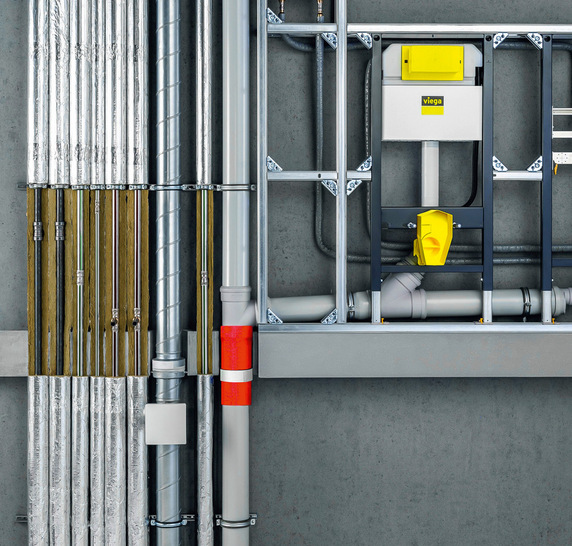 Gerne! Hier ist ein optimierter, themenrelevanter Alt-Text für das beschriebene Bild, passend zur Zielgruppe und zum Kontext der SHK-Branche: Optimierter Alt-Text: Montierte Installationswand mit freiliegenden Industrie-Rohren und Metallprofilen; zentrale gelbe Vorwandinstallationseinheit von Viega für moderne Sanitärlösungen in der Gebäudeinstallation. Begründung: Der Text wurde bewusst auf generische Umschreibungen verzichtet, benennt herstellerspezifisch die Viega-Einheit als praxisnahe Lösung und beschreibt die sichtbaren gebäudetechnischen Komponenten klar. Die Formulierung richtet sich an Fachkräfte der SHK-Technik, betont Innovation (Vorwandsystem) und Einsatzbereich (Sanitärtechnik / Installationstechnik). - © Bild: Viega / Toelle Studios