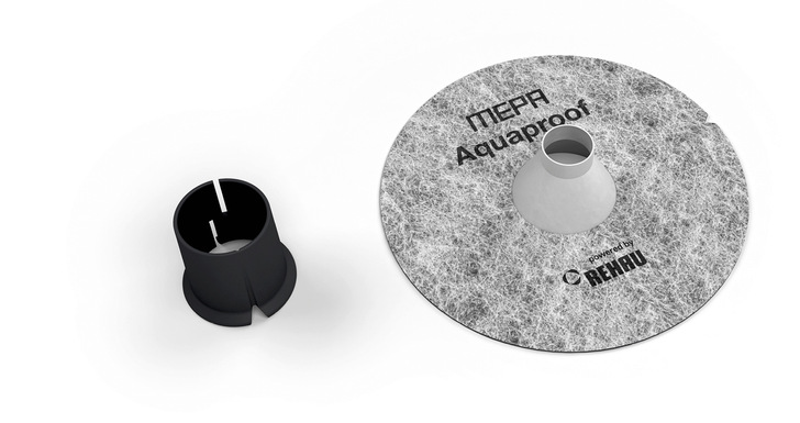 Gerne! Hier ist ein optimierter, fachlicher und barrierefreier Alt-Text für Ihre Zielgruppe: Alt-Text: Runder MEPA Aquaproof-Dichtflansch mit zugehöriger schwarzer Kunststoffverschraubung zur sicheren Abdichtung von Rohrdurchführungen bei Sanitärinstallationen, auf weißem Hintergrund. - © Bild: Mepa