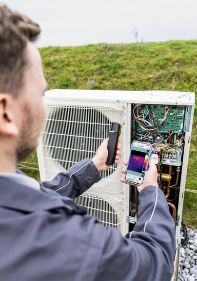 Die Wärmebildkamera „testo 860i“ ist handlich und wird per App mit dem Handy verbunden.