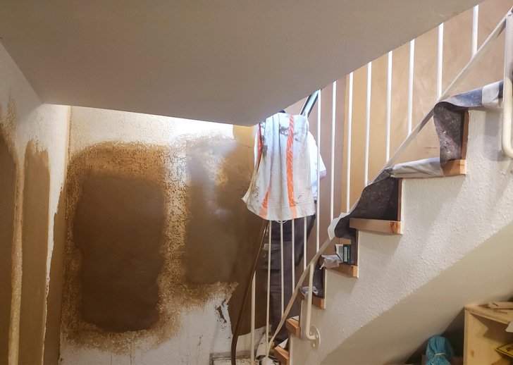 Das Anlegen von Musterflächen,um die Haftfähigkeit des Untergrundes zu prüfen, gehörte zu den ersten Maßnahmen, die bereits während der Heizperiode unauffällig in den Kellerräumen vorgenommen wurden.