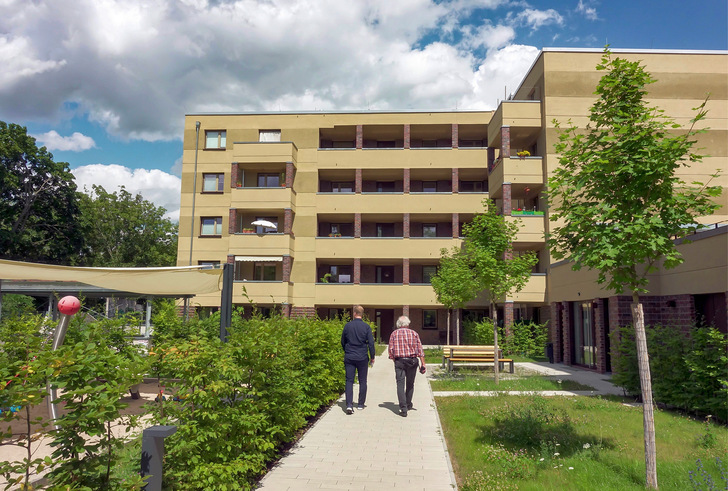 Blockrandbebauung der EWG mit 39 Wohnungen, fertiggestellt 2022. Für das Objekt wurde ein zweites Leitungsnetz installiert, das die Sammlung von Grauwasser und die Nutzung von Betriebs- und Regenwasser ermöglicht.