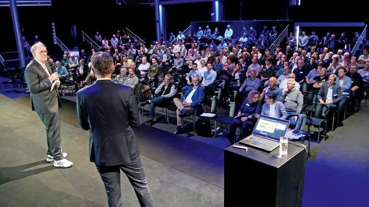 Zum 24. Sanitärtechnischen Symposium ging es 2025 nach Ahaus: Moderator Prof. Franz-Peter Schmickler (links) gehörte 1998 zu den Gründern des renommierten Branchentreffs und verabschiedete sich in diesem Jahr in den Ruhestand.