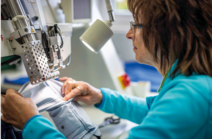 Nachhaltigkeit kann auch Handarbeit bedeuten: Die Produkt­lebensdauer kann mithilfe des Reparaturservices der Schöffel Service Factory in Schwabmünchen verlängert werden.