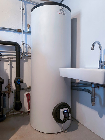 Das stufenlos geregelte Warmwasserbereitungsgerät AC Elwa 2 nutzt die überschüssige Energie aus Photovoltaikanlagen und wird im Warmwasser­speicher verbaut.