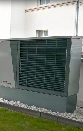 Durch die Installation einer ­vollmodulierenden Kaskade 4x Hybrox 8 Wärmepumpen des Herstellers Alpha Innotec kann eine Heizleistung bis 28 kW flexibel angepasst werden.