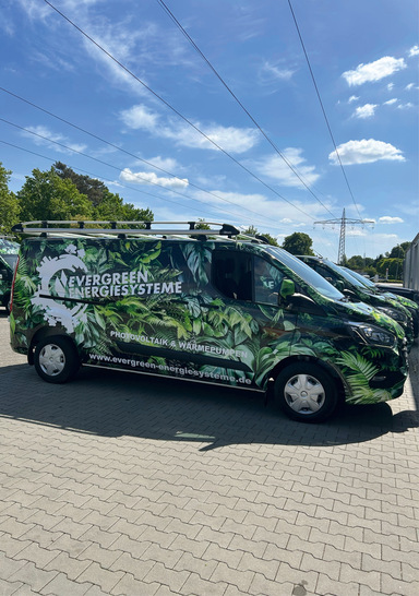 Fällt auf, bleibt im Gedächtnis: ein Transporter von Evergreen Energiesysteme.