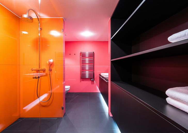 Ein schnörkelloses Bad kann ein attraktiver Blickfang sein, auch wenn die Farben nicht typisch für den Minimalismus sind. Die ­Nuancen ­stammen aus „Caparol Icons“, eine Drainline-­Duschrinne von Tece ist im Boden versteckt.