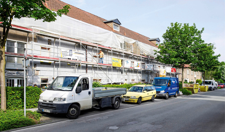 Laut Verband der Wohnungswirtschaft haben die Wohnungsunternehmen zwischen 2010 und 2022 pro Jahr 45 Mrd. Euro für das Dämmen im ­Bestand ausgegeben. Der durchschnittliche Energieverbrauch sank dadurch lediglich von 131 auf 129 kWh pro Quadratmeter.