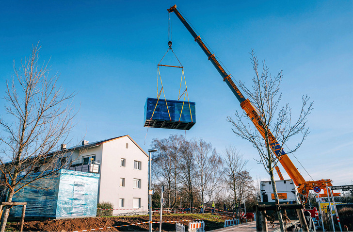 Die im Projekt verbauten Energy-Units sind schlüsselfertige, modulare Energiezentralen, die nicht nur die benötigten Wärmepumpen, sondern auch die komplette Hydraulik, Regelung und Speichertechnik enthalten.