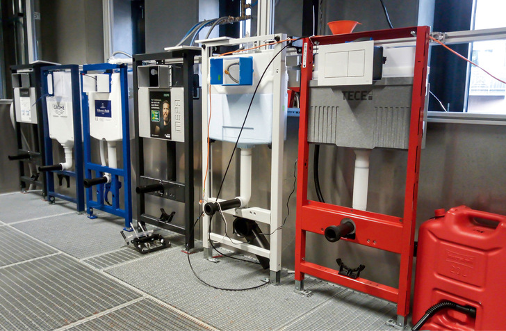 Was leisten die Spülkästen namhafter Hersteller? Die SBZ hat gemeinsam mit der Hochschule Esslingen im Sanitärlabor ausgiebig getestet.