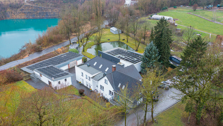 Der gesamte Gebäudebestand wird mit Wärmepumpen beheizt. Die Photovoltaikanlage wurde auf mehreren Dachflächen verteilt und liefert einen Teil des benötigten Stroms.