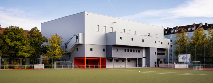 Um die Sportstätte des TSV München-Ost, eines der größten Sportvereine Münchens, technisch und hygienisch zukunftssicher aufzustellen, wurden die ­bestehenden Anlagen saniert und um eine neue Dreifachsporthalle erweitert.