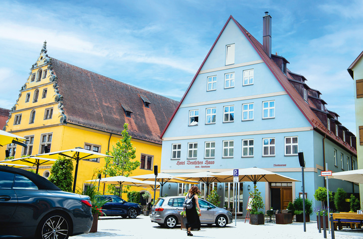 Mitten in einer denkmal­geschützten Altstadt mit gut erhaltenen ­Fachwerkhäusern wurde eine ­leerstehende ­Stadtsparkasse zu einem ­einladenden Hotel umgebaut.
