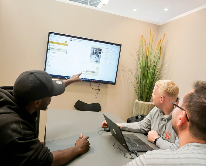 Starthilfe von Digital-Coach Jakob Obermair. Boubacar Wassa und Christian Plieske haben mit „WP Sanitär“ im Frühjahr ihr eigenes Unternehmen gegründet.