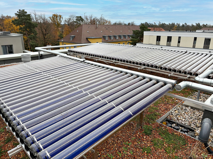 Eine fachgerechte Dimensionierung von Kollektorfläche, Speicher und Hydraulik ist entscheidend, um das thermische Potenzial der Sonnenenergie effizient zu nutzen.