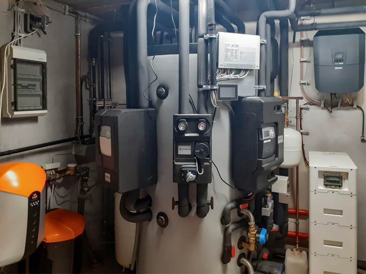 Der alte Heizkeller entwickelte sich im Zeitverlauf zum ­Technik-Raum mit Warmwasserbehälter, PV-Einheit mit ­Batteriespeicher sowie Entkalkungsanlage.