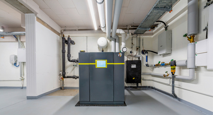 Verpflichtend ist eine korrekte, raumweise Heizlastberechnung vor allem im Rahmen von Förderungen über BAFA und KfW sowie als Grundlage für den hydraulischen Abgleich im Bestand.