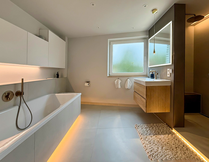 Raum perfekt genutzt: das neue Bad besteht neben WC-bereich und Waschplatz aus großer Badewanne, Walk-in-Dusche und Infarrotkabine. Alles im durchgängigen Gestaltungsstil gehalten.