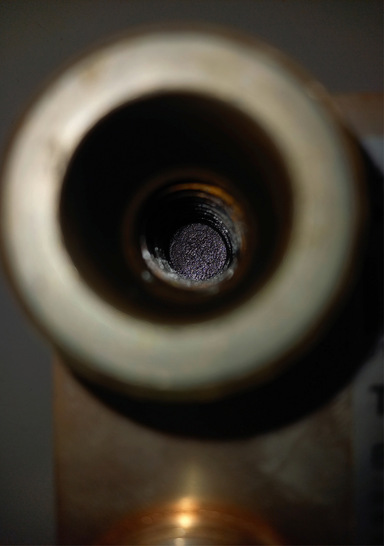 Blick in einen Stutzen von oben: Auch Schwarzschlamm kann ­einen ­Plattenwärmetauscher ­zusetzen. Dieser entsteht durch Sauerstoffeintrag und kann dadurch Korrosion im ­Leitungssystem hervorrufen.